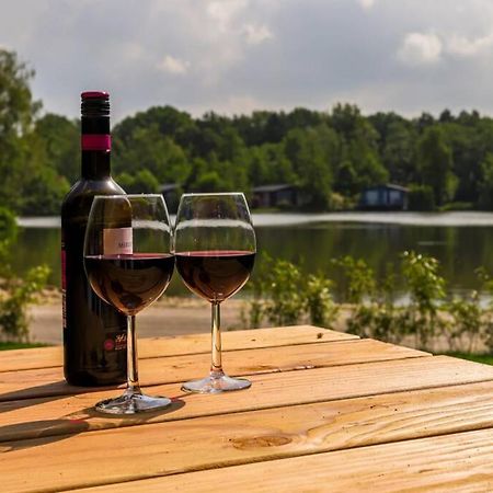 Luxe Chalet In Oosterwolde In Friesland, Op Rustig Park Met Uitzicht Op Meer En Strandje Kültér fotó