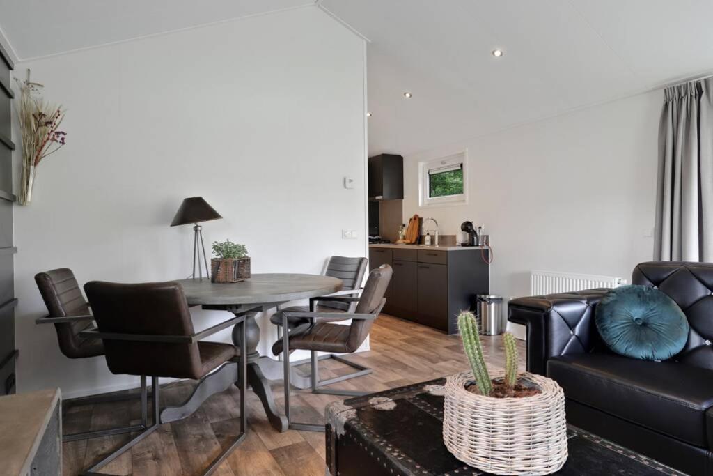 Luxe Chalet In Oosterwolde In Friesland, Op Rustig Park Met Uitzicht Op Meer En Strandje Kültér fotó