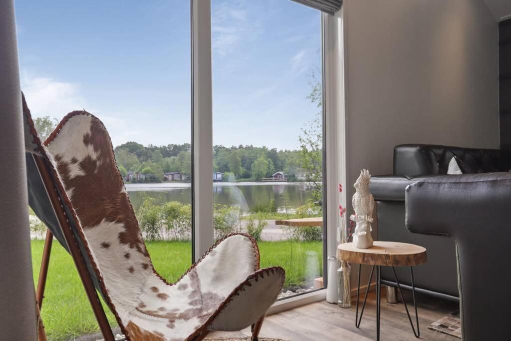 Luxe Chalet In Oosterwolde In Friesland, Op Rustig Park Met Uitzicht Op Meer En Strandje Kültér fotó