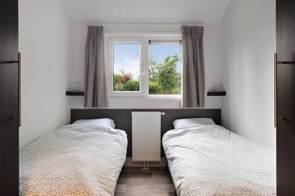 Luxe Chalet In Oosterwolde In Friesland, Op Rustig Park Met Uitzicht Op Meer En Strandje Kültér fotó