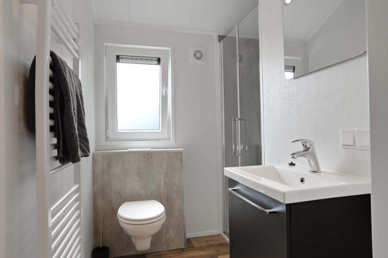 Luxe Chalet In Oosterwolde In Friesland, Op Rustig Park Met Uitzicht Op Meer En Strandje Kültér fotó