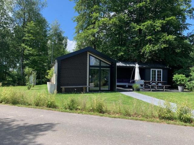 Luxe Chalet In Oosterwolde In Friesland, Op Rustig Park Met Uitzicht Op Meer En Strandje Kültér fotó